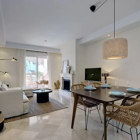 Stylish In Aloha Royal Apartment