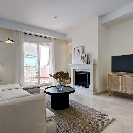 Stylish In Aloha Royal Apartment